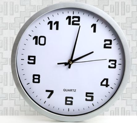 Một đồng hồ treo tường, kim giờ dài (10,57( rm( cm)) ). Trong 30